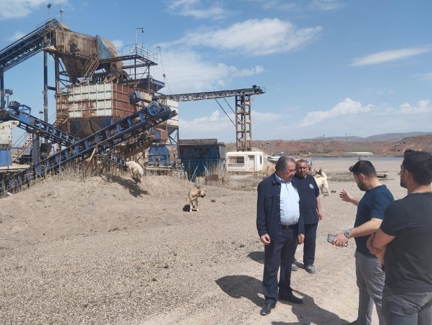 Belediye Başkanımız Sayın Mustafa Kenan Sarıtaş yakında işletmeye açacağımız kum ocağı işletme tesisimizde incelemelerde bulundu.