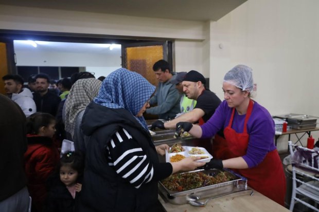 Belediyemiz tarafından düzenlenen geleneksel iftar yemeği, yoğun katılımla devam ediyor.