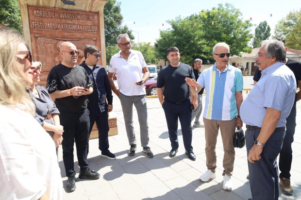 Belediye Başkanımız Sayın Mustafa Kenan Sarıtaş, Kazakistan, Kırgızistan, Kosova, Romanya, Kuzey Makedonya ve Türkiye’den, Eğitim Çalışanları Sendikalarının Genel Başkanları ve sendika heyetini ilçemiz çarşı merkezinde karşılayarak sohbette bulundu ve “Av