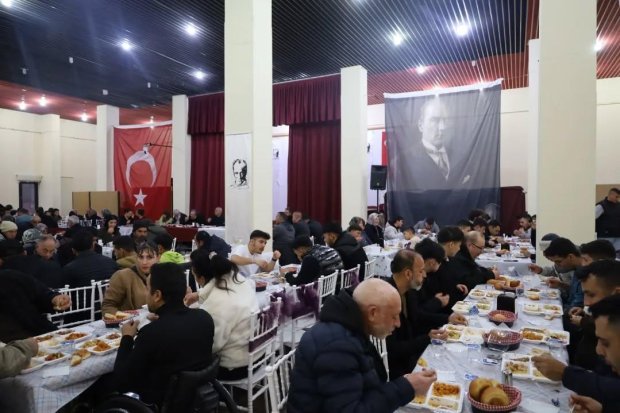 Belediyemiz tarafından düzenlenen geleneksel iftar yemeği, yoğun katılımla devam ediyor.