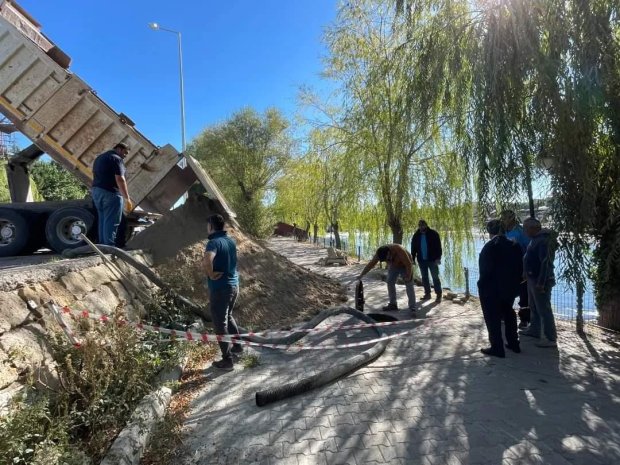Belediye Başkanımız Kızılırmak nehri içinden geçen içme suyu boru hattında meydana gelen arızanın giderilmesi için yürütülen çalışmayı inceledi.