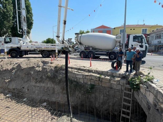 Belediye Başkanımız Sayın Mustafa Kenan Sarıtaş, belediyemiz tarafından ilçe genelinde sürdürülen altyapı ve üstyapı çalışmalarını yerinde inceleyerek denetimlerde bulundu.