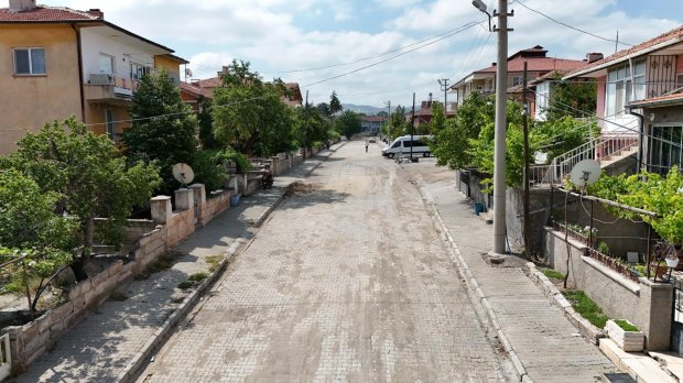 EKONOMİK ÖMRÜNÜ TAMAMLAMIŞ YOLLARIMIZDA KİLİT PARKE YENİLEME ÇALIŞMALARI SÜRÜYOR