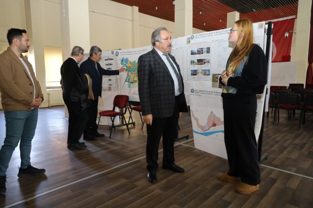 Belediye Başkanımız Sn. Mustafa Kenan Sarıtaş, Gazi Üniversitesi Şehir ve Bölge Planlama Bölümü öğrencilerinin tasarım olarak 2040 yılı için Avanos’u planlama çalışmalarını içeren atölye sergisini ziyaret etti.
