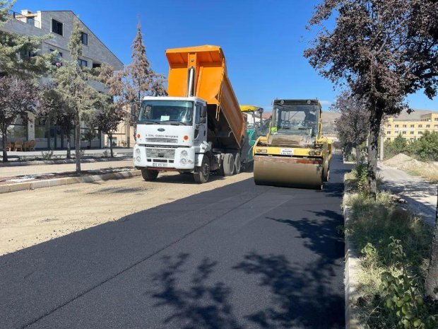 Kapadokya Caddesinde sıcak asfalt yol yapım çalışması cadde sonuna yaklaştı.