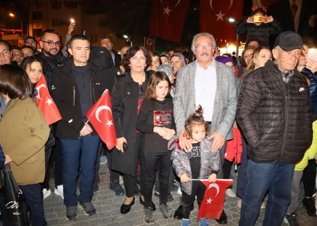 Cumhuriyet coşkusu meydanda yakılan sin sin ateşi ve çalınan marşlarla doyasıya kutlandı.