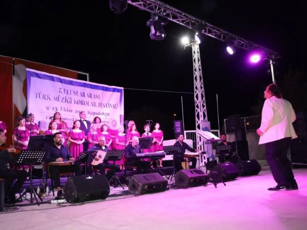 10 farklı koronun katılım sağladığı "7.Uluslararası Türk Müziği Korolar Festivali" Konseri Amfi Tiyatro'da Avanoslu müzik severlerin katılımı ile gerçekleşti.