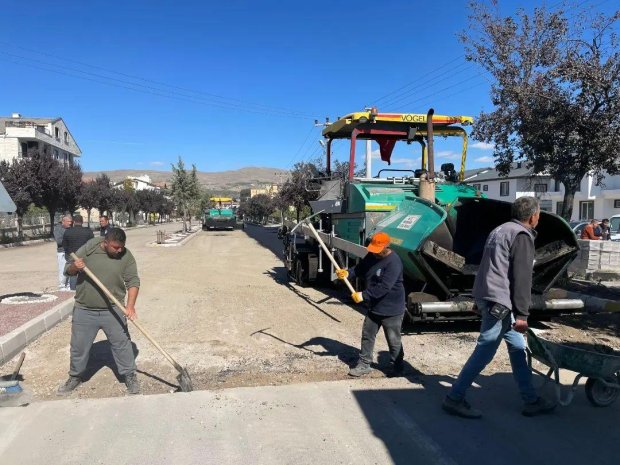 Kapadokya Caddesinde sıcak asfalt yol yapım çalışması cadde sonuna yaklaştı.