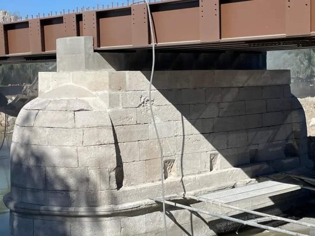 Belediye Başkanımız Mustafa Kenan Sarıtaş, Tarihi Taş Köprümüzdeki çalışmaları yerinde incelemeye devam ediyor.