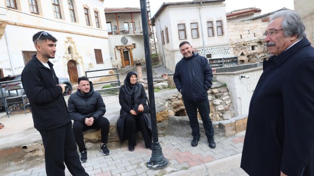 BELEDİYE BAŞKANIMIZ ÇARŞI MERKEZİNDE VATANDAŞLARIMIZIN BAYRAMLARINI KUTLADI