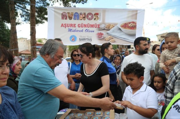 Belediye Başkanımız Sayın Mustafa Kenan Sarıtaş, Muharrem Ayı’nın manevi iklimi dolayısıyla Avanos Çarşı Meydanı’nda vatandaşlarımıza aşure ikramında bulundu.