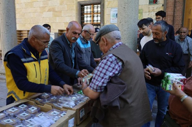 Belediye Başkanımız Sayın Mustafa Kenan Sarıtaş'ın Ahilik Haftası dolayısıyla, belediyemiz aşevinde hazırlattığı helvalar Şehit Şevket Tekin Merkez Camii çıkışında hemşehrilerimize ikram edildi.