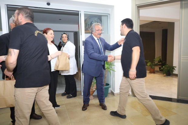 Belediye Başkanımız Sn. Mustafa Kenan Sarıtaş, Kurban Bayramı dolayısıyla belediye binasında ve bağlı hizmet birimlerinde görev yapan personelimizle bir araya gelerek bayramlaştı.