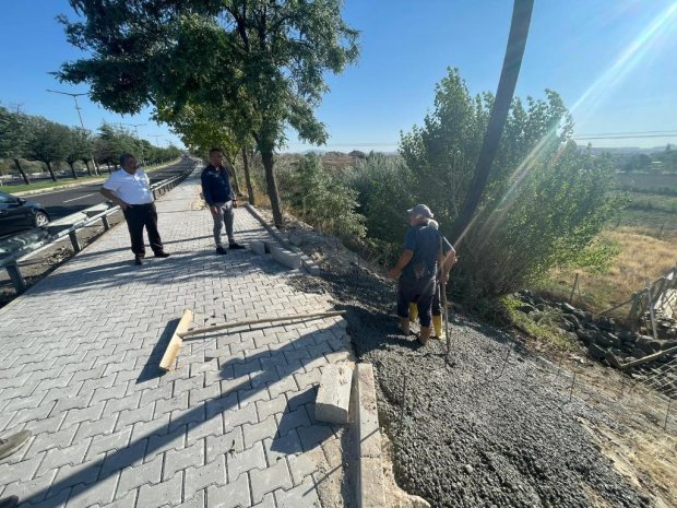 Çevre Yolu Köprüsü ile Karaseki Mahallesi kavşağı arasında yer alan güzergâhta, yolun her iki cephesinde yürütülen kaldırım ve bordür çalışmaları tamamlandı.