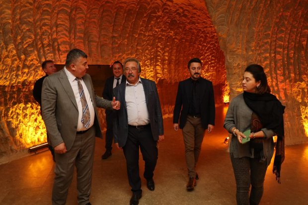 Belediye Başkanımız Sayın Mustafa Kenan Sarıtaş, Çevre, Şehircilik ve İklim Değişikliği Bakanlığı Türkiye Çevre Ajansı ve Sıfır Atık Yönetim Direktörü Sayın Tuğrul Çamaş'ı, Çevre, Şehircilik ve İklim Değişikliği İl Müdürü Sayın Yasemin Demirörs ile b