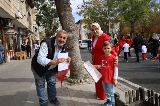 Cumhuriyetimizin 102. yılı etkinlikleri kapsamında, Avanos Mutlu Çocuk Anaokulu tarafından Cumhuriyet Korteji Yürüyüşü ve Çocuk Şenliği etkinliği düzenlendi.
