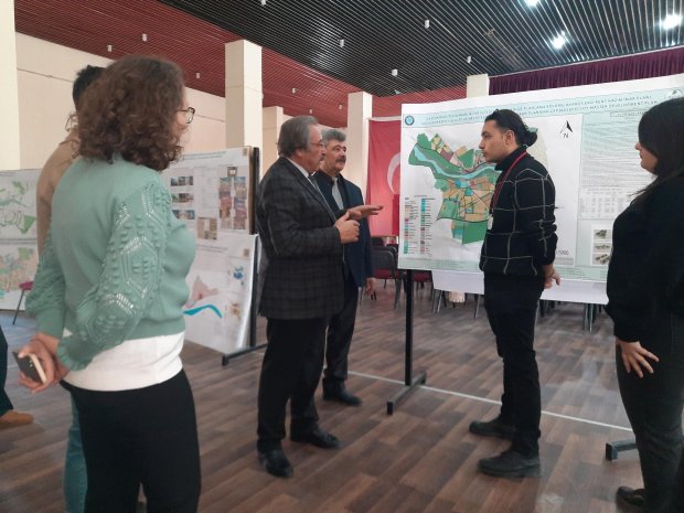 Belediye Başkanımız Sn. Mustafa Kenan Sarıtaş, Gazi Üniversitesi Şehir ve Bölge Planlama Bölümü öğrencilerinin tasarım olarak 2040 yılı için Avanos’u planlama çalışmalarını içeren atölye sergisini ziyaret etti.
