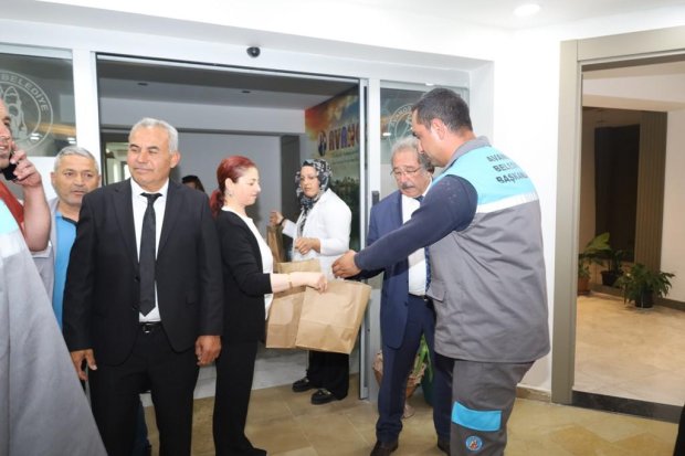 Belediye Başkanımız Sn. Mustafa Kenan Sarıtaş, Kurban Bayramı dolayısıyla belediye binasında ve bağlı hizmet birimlerinde görev yapan personelimizle bir araya gelerek bayramlaştı.