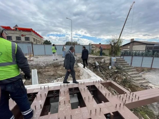 Belediye Başkanımız Mustafa Kenan Sarıtaş, Tarihi Taş Köprümüzdeki çalışmaları yerinde incelemeye devam ediyor.