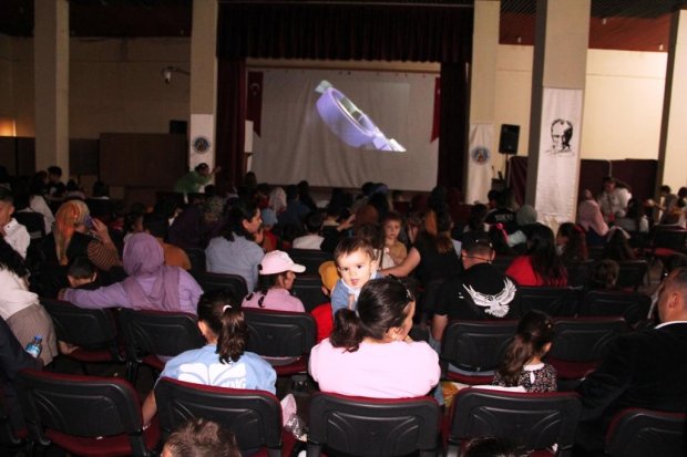 Çocuklar 23 Nisan Ulusal Egemenlik ve Çocuk Bayramında animasyon filmi izleyerek aksiyon ve eğlence dolu zaman geçirdiler.