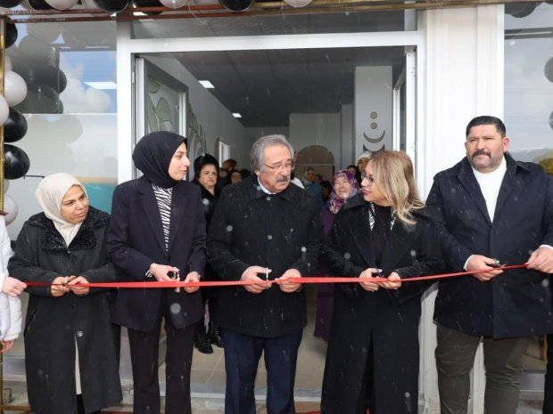 TBMM MHP Grup Başkanvekili ve Nevşehir Milletvekilimiz Sn. Prof. Dr. Filiz Kılıç ile Belediye Başkanımız Sn. Mustafa Kenan Sarıtaş, Diyetisyen Sn. Göksu Güneş'in Beslenme ve Diyet Danışmanlığı Andulayon Terapi Merkezinin açılışını gerçekleştirdi.