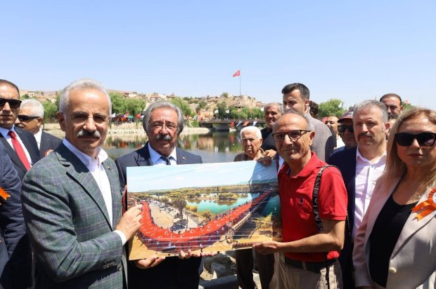 Ulaştırma ve Altyapı Bakanımız Sayın Abdulkadir Uraloğlu’nun katılımlarıyla kapsamlı şekilde restorasyonu tamamlanarak hizmete giren Tarihi Taş Köprümüzün resmi açılışı tören gerçekleştirildi.