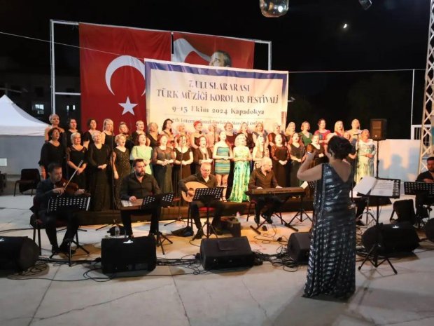 10 farklı koronun katılım sağladığı "7.Uluslararası Türk Müziği Korolar Festivali" Konseri Amfi Tiyatro'da Avanoslu müzik severlerin katılımı ile gerçekleşti.