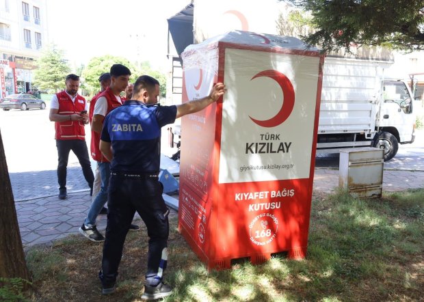 Avanos Belediye Başkanlığı, Türk Kızılay Nevşehir Şubesi ve Kızılay Lojiştik işbirliği protokolü kapsamında 8 noktaya kıyafet bağış kutuları yerleştirildi.