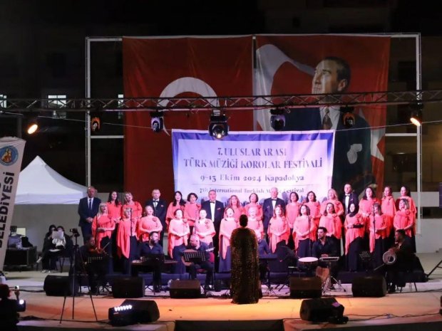 10 farklı koronun katılım sağladığı "7.Uluslararası Türk Müziği Korolar Festivali" Konseri Amfi Tiyatro'da Avanoslu müzik severlerin katılımı ile gerçekleşti.