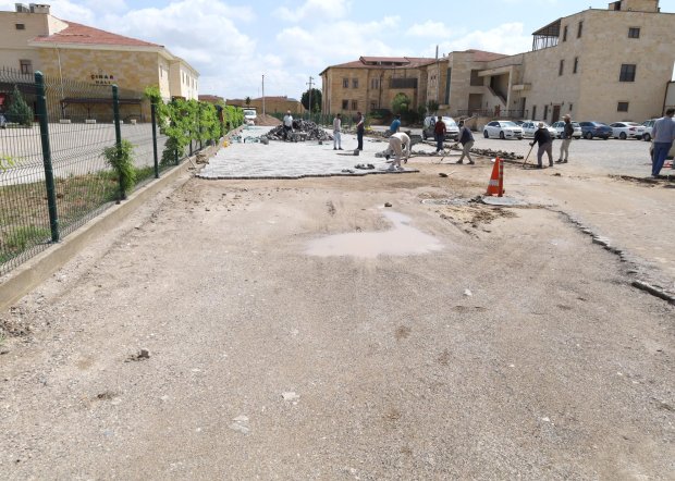 Fen işleri müdürlüğü ekiplerimiz, ilçemizin bir çok noktasında çalışmalarını aralıksız sürdürüyor.