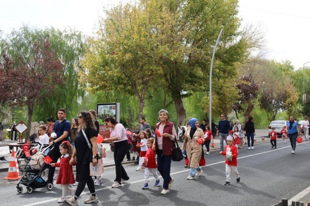 Cumhuriyetimizin 102. yılı etkinlikleri kapsamında, Avanos Mutlu Çocuk Anaokulu tarafından Cumhuriyet Korteji Yürüyüşü ve Çocuk Şenliği etkinliği düzenlendi.