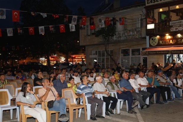 Dev ekranda maçı izleyen yüzlerce vatandaşımız, galibiyetle birlikte büyük bir coşku ve sevinç yaşadı.