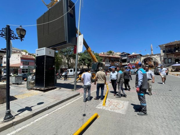 Çarşı Meydanındaki Ekonomik Ömrünü Dolduran Arızalı LED Dev Ekran Panel Sökülerek Görüntü Kirliliği Ortadan Kaldırıldı