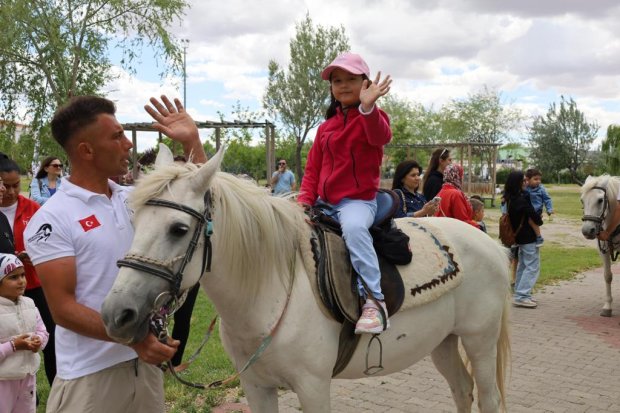Kapadokya At ve Atçılık Kültür Festivali kapsamında çocuklara yönelik Pony Clup midilli atlarıyla ata binme deneyim etkinliği gerçekleştirildi.