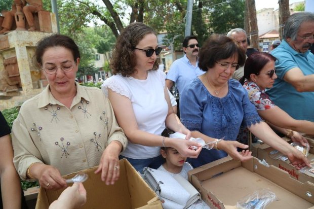 Belediye Başkanımız Sayın Mustafa Kenan Sarıtaş, Muharrem Ayı’nın manevi iklimi dolayısıyla Avanos Çarşı Meydanı’nda vatandaşlarımıza aşure ikramında bulundu.