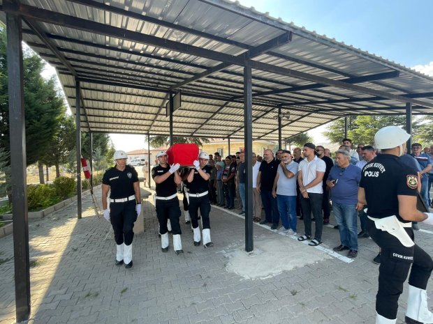 Emekli Komiser Ömer Faruk Güner için Avanos Kabristanlığı’nda İl Emniyet Müdürlüğü Mangası tarafından cenaze töreni düzenlendi.