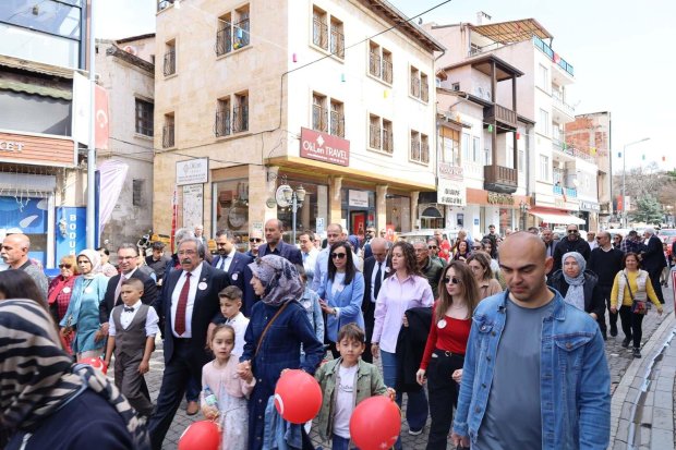 Avanos’ta 23 Nisan Ulusal Egemenlik ve Çocuk Bayramı, Çelenk Sunumu ve Kortej Yürüyüşü ile Başladı