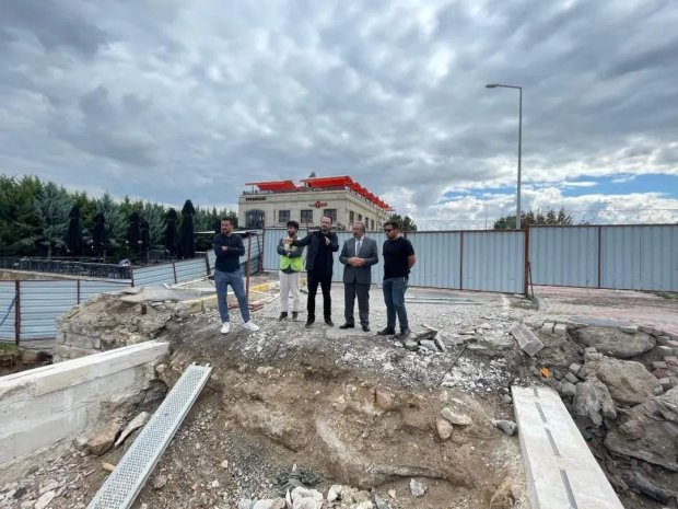 Belediye Başkanımız Mustafa Kenan Sarıtaş, Tarihi Taş Köprümüzdeki çalışmaları yerinde incelemeye devam ediyor.