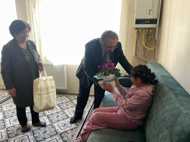 Belediye Başkanımız Sayın Mustafa Kenan Sarıtaş ve kıymetli eşi Sayın Cahide Sarıtaş Hanımefendi, 3 Aralık Dünya Engelliler Günü dolayısıyla ilçemizde ikamet eden engelli vatandaşlarımızı ve ailelerini ziyaret etti.