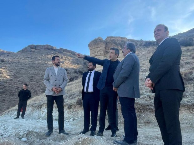 Kapadokya Alan Başkanımız Sayın Cem Aslanbay, Teknik Başkan Yardımcısı Sayın Lütfü Bilgin ve İdari Başkan Yardımcısı Sayın Dr. Hasan Şanlı, Belediye Başkanımız Sayın Mustafa Kenan Sarıtaş’a ziyarette bulundu.