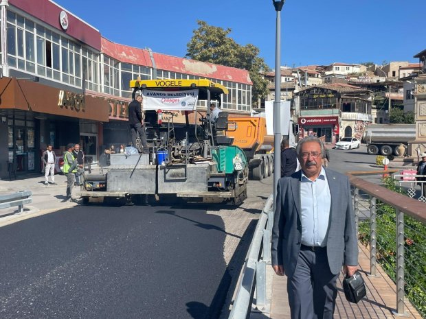 Tarihi Taşköprümüzde araç geçişlerindeki kasis etkisini azaltacak olan konfor asfaltı atım çalışmaları yoğun bir tempoyla sürdürülüyor.