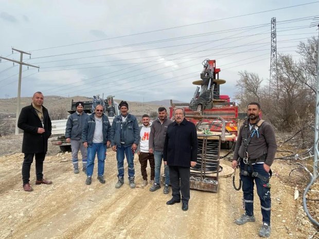 Köybağı mevkiinde elektrik direği dikme çalışması devam ediyor.