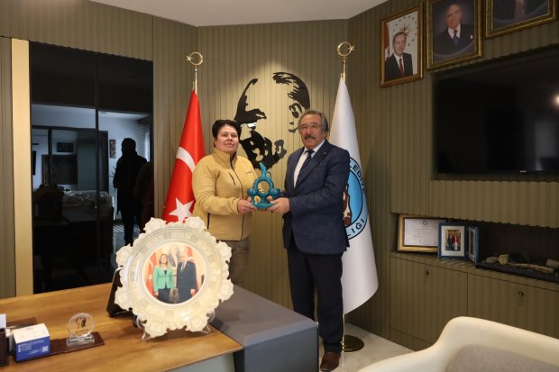 Emekli öğretmen Sn. Saadet Özcan ve ilçemiz çanakçı esnaflarından Sn. Yaşar Çöl, Belediye Başkanımız Sn. Mustafa Kenan Sarıtaş’ı ziyaret ettiler.