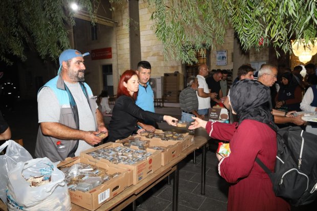 Mübarek Mevlid Kandili vesilesiyle, Belediyemiz Aşevi’nde özenle hazırlanan irmik helvaları, Avanos Şehit Şevket Tekin Merkez Camii’nde hemşehrilerimize ikram edildi.