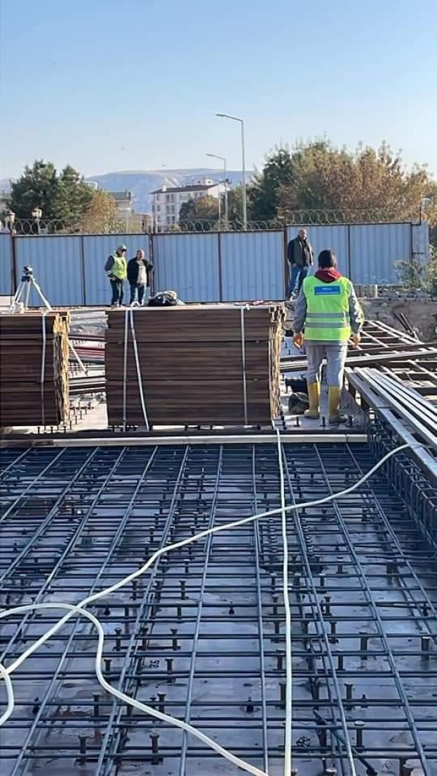 Tarihi Taş Köprüde Çelik Konstrüksiyon Üstüne Beton Atma ve Yürüyüş Yoluna Döşenecek Kereste Çalışması Yapılıyor