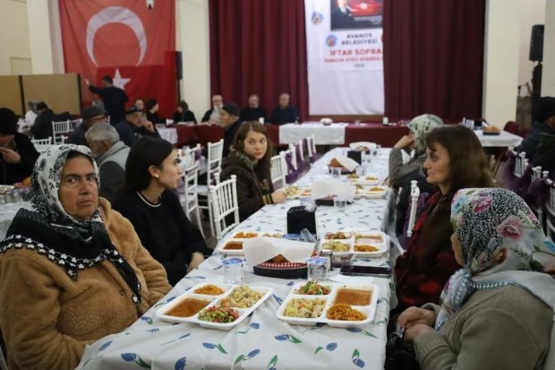 Belediyemiz tarafından düzenlenen geleneksel iftar yemeği, yoğun katılımla devam ediyor.