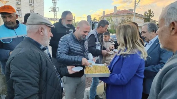 MHP TBMM Grup Başkanvekili, Nevşehir Milletvekilimiz Prof.Dr Filiz Kılıç ve Belediye Başkanımız Mustafa Kenan Sarıtaş Kapadokya Caddesinde devam eden sıcak asfalt yol yapım çalışmasını yerinde inceleyip çalışan işçilere tatlı ikram ettiler.