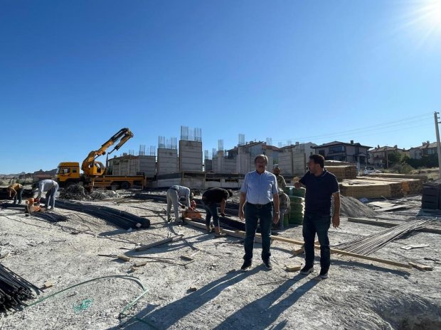 İlçemizin iki önemli yatırımı olan; yeni Hükümet Konağı binası ile Kız Meslek ve Teknik Anadolu Lisesi inşaatları, adeta birbiriyle yarışarak hızla yükseliyor.