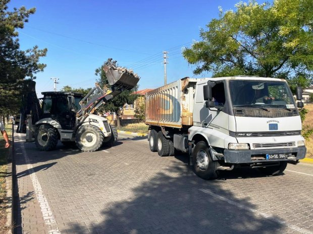 Belediye Başkanımız Sayın Mustafa Kenan Sarıtaş, İnönü Caddesi’nde sıcak asfalt çalışmalarının startını verdi.