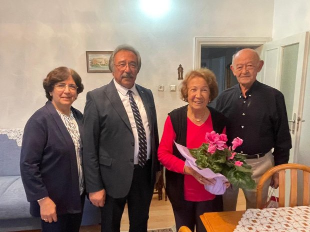 Belediye Başkanımız Sayın Mustafa Kenan Sarıtaş, kıymetli eşi Sayın Cahide Sarıtaş Hanımefendi ile birlikte 24 Kasım Öğretmenler Günü dolayısıyla ilçemizin eğitim hayatına yıllarca emek vermiş, emekli öğretmenlerimizi ziyaret etti.